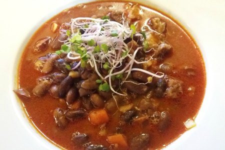 Domáca fazuľová polievka s klobásou a údeným mäsom