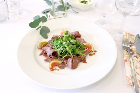 Roast beef with arugula, fresh figs and fig puree